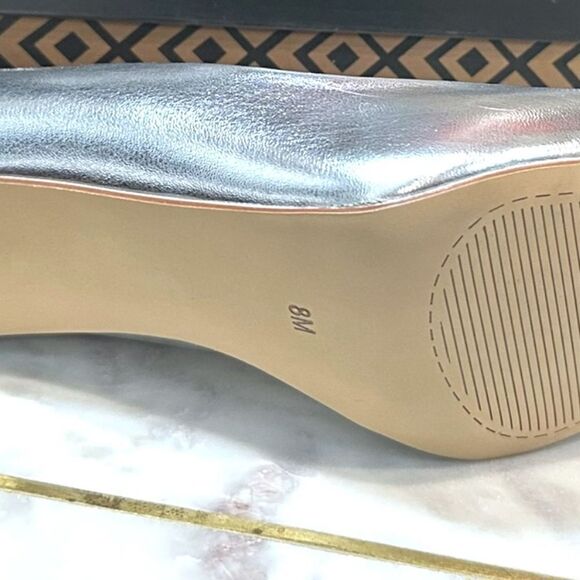 Charles by Charles David Smooth Metallic Sliver Pumps Heels Size 8 - Picture 12 of 12